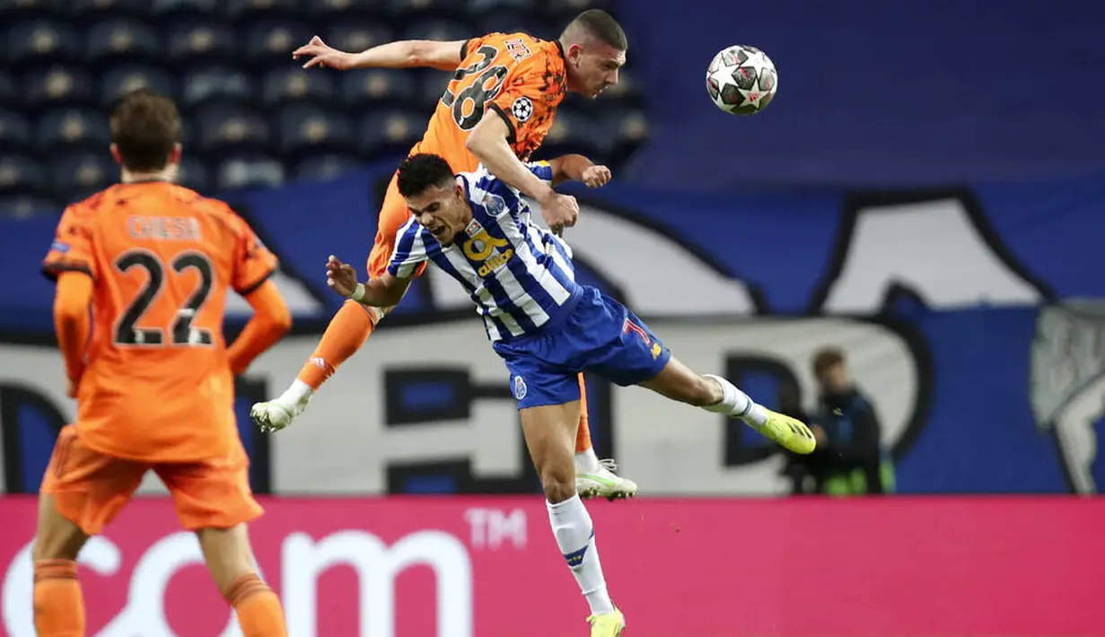 Bek Juventus, Merih Demiral, duel udara dengan pemain Porto, Luis Diaz, pada laga Liga Champions di Stadion Dragao, Kamis (18/2/2021). Porto menang dengan skor 2-1. (AP/Luis Vieira)