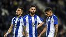 Ekspresi pemain Porto usai tunduk di kandang sendiri pada leg kedua babak perempat final Liga Champions yang berlangsung di Stadion do Dragao, Porto, Kamis (17/4). Liverpool menang 4-1 atas Porto. (AFP/Paul Ellis)