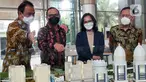 Marketing Director Agung Podomoro Land (APL) Agung Wirajaya, Ketua Yayasan Pendidikan Gunadarma Alvin Pratama, Sekretaris Matrissya Hermita, Wakil Dirut APL Noer Indradjaja berbincang rencana pembangunan kampus Universitas Gunadarma di Podomoro Golf View, Depok (3/01/2022). (Liputan6.com/HO/Ading)