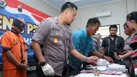 Polres Kebumen merilis kasus penipuan berkedok "Emas Sukarno", Jumat 14 Februari 2020 (Dok Polres Kebumen/Galoeh Widura/Liputan6.com)