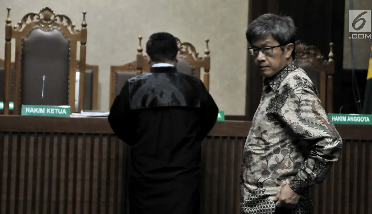 Ekspresi Terdakwa kasus korupsi E-KTP Anang Sugiana Sudiharjo usai menjalani sidang vonis di Pengadilan Tipikor, Jakarta, Senin (30/7). (Merdeka.com/Iqbal S. Nugroho)