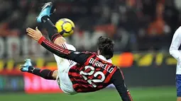 Tendangan salto Marco Borriello yang menghasilkan gol keempat buat kemenangan AC Milan yang menekuk Genoa 5-2 pada partai Serie A di San Siro, Milan, 6 Januari 2010. AFP PHOTO/GIUSEPPE CACACE