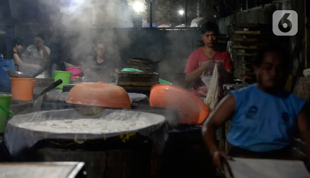 Pekerja menyelesaikan pembuatan tahu di salah satu industri tahu tradisional , di Babakan Pocis, Setu, Tangerang Selatan, Selasa (14/7/2020). Pesanan tahu yang sempat menurun hingga 50 persen di awal pandemi Covid-19, kini mulai perlahan naik. (merdeka.com/Dwi Narwoko)