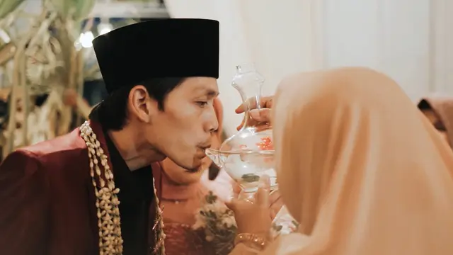 Gus Iqdam Meminum Air Putih dengan Kendi yang Terbuat dari Kaca (SS: YT. Gus Iqdam Official)