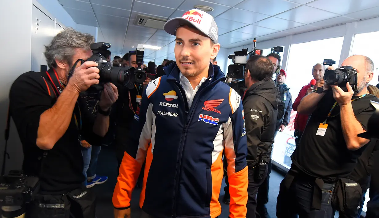 Pembalap Repsol Honda MotoGP Jorge Lorenzo usai konferensi pers di mana ia mengumumkan pengunduran dirinya di Cheste Valencia (14/11/2019). Pembalap berusia 32 tahun tersebut memutuskan pensiun setelah mengalami kecelakaan parah di Sirkuit Assen, Belanda, Juni lalu. (AFP/Jose Jordan)