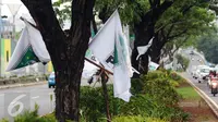 Bendera salah satu partai politik di sisi jalan layang Gerbang Pemuda dengan Gatot Subroto, Jakarta, Rabu (10/2/2016). (Liputan6.com/Helmi Fithriansyah)
