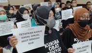 Keluarga Korban Gagal Ginjal Akut pada Anak menghadiri Persidangan dengan menggunakan Kaos Hitam di Pengadilan Negeri Jakarta Pusat, pada Selasa (7/2/2023). (Dok. Merdeka.com)