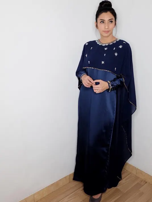 Dalam acara formal seperti ini, Tyas dengan Kaftan berwarna birunya tetap menata rambutnya bergaya Bun Hair. Tak ada sisa poni di bagian depan, hanya saja sedikit anak rambut  yang tersisa di bagian kanan dan kirinya. (Instagram/tyasmirasih)