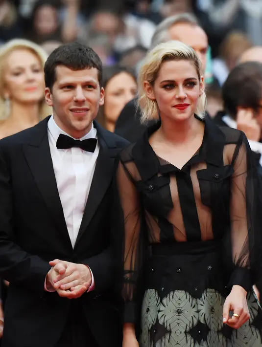 Gelaran karpet merah gala premiere film 'Cafe Society' pada Rabu (11/5/2016), Beberapa selebriti hollywood menjadi pusat perhatian lantaran balutan busana tembus pandang. Diantaranya, Kristen Stewart, Julianne Moore dan Blake Lively. (AFP/Bintang.com)