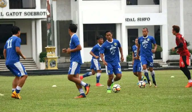 Pemain Persib Berlatih (Liputan6.com/Kukuh Saokani)