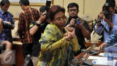 Menteri Kelautan dan Perikanan Susi Pudjiastuti usai melakukan Rapat Kerja (Raker) dengan Komisi IV DPR, Jakarta, Rabu (13/4/2016). Raker membahas Kunjungan Kerja Masa Reses Komisi IV, RUU Prioritas dan Prolegnas. (Liputan6.com/Johan Tallo)