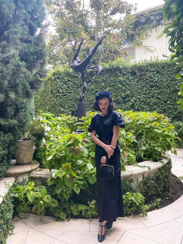 6 Gaya Raline Shah dengan Gaya Vintage Ini Menawan
