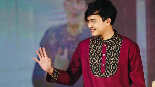 FOTO: Gaya Ikbal Fauzi saat Pakai Baju Koko, Dipuji Makin Memesona