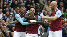 Pemain West Ham United, Mauro Zarate (tengah), merayakan gol ke gawang Chelsea dalam lanjutan Premier League di Boleyn Ground, London, Sabtu (24/10/2015) malam WIB. (Reuters / Eddie Keogh)