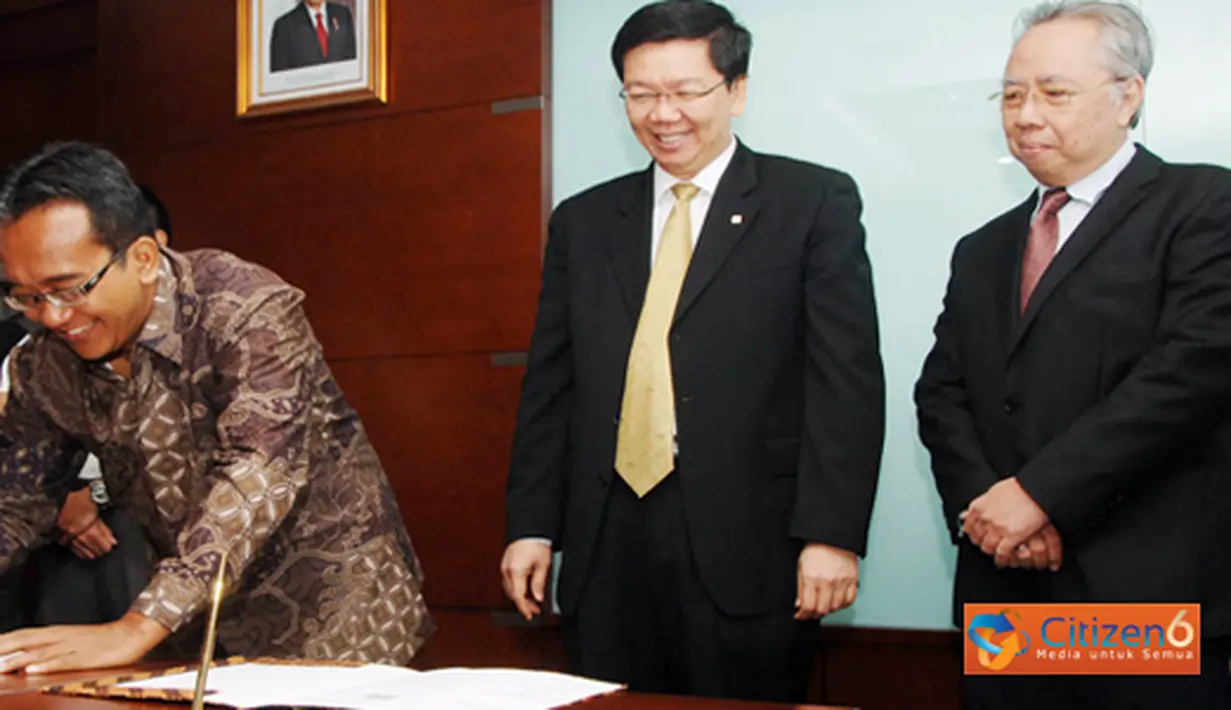 Citizen6, Jakarta: Direktur Utama PLN, Nur Pamudjidan Direktur Utama PT DSSP Power Sumatera Selatan, L. Krisnan Cahya menandatangani kontrak Power Purchase Agreement (PPA) proyek  IPP di PLN Kantor Pusat Jakarta, Kamis (3/11). (Pengirim: Agus Trimukti)
