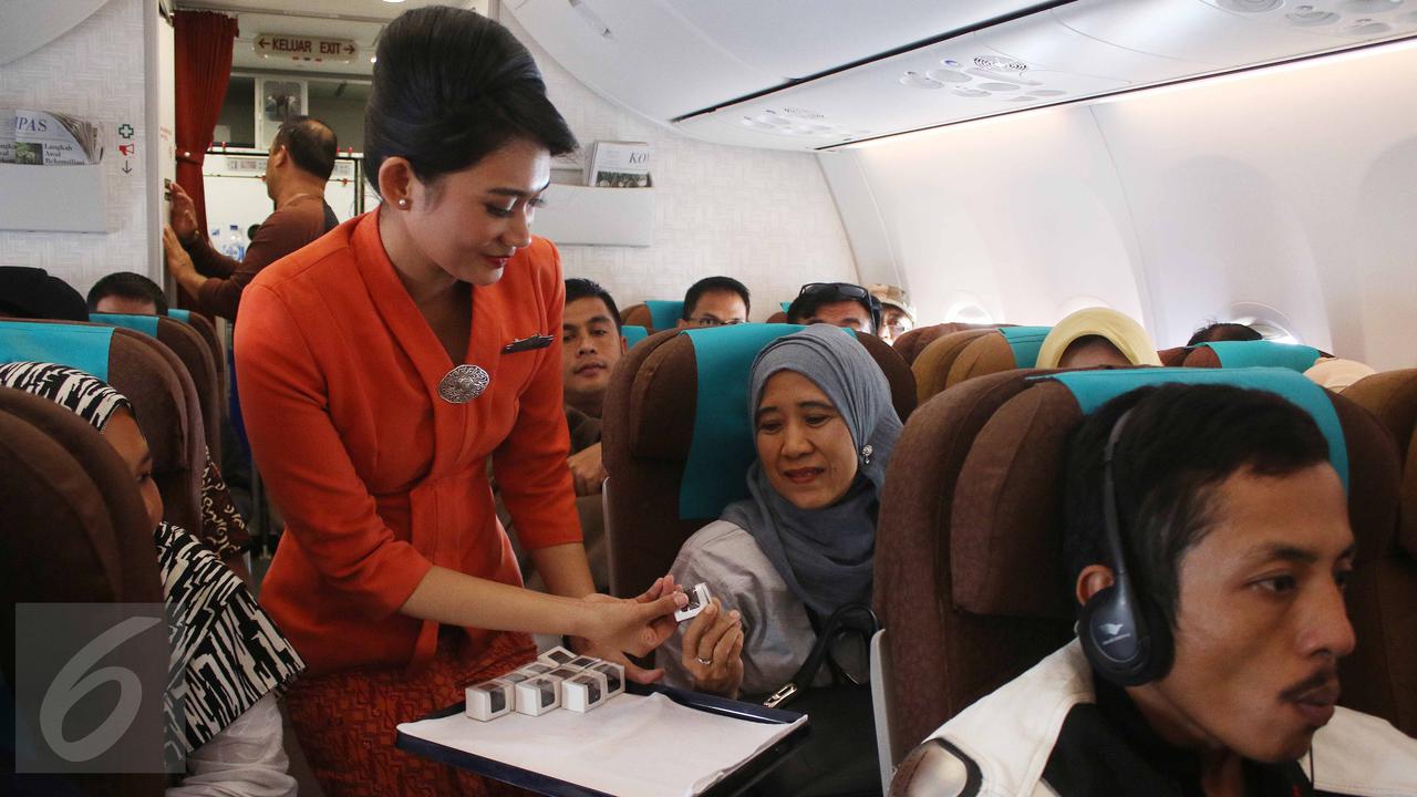 Pramugari Garuda Indonesia Bagikan Cokelat di Hari Kartini- Angga Yuniar-20170421