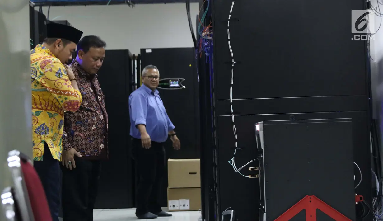 Ketua KPU RI, Arief Budiman (kiri) bersama Komisioner Bawaslu RI, Abhan Misbah dan M Afifuddin meninjau ruang server data KPU di Gedung KPU, Jakarta, Jumat (26/4). Bawaslu meninjau ruang server terkait transparansi proses kinerja KPU pada Pemilu 2019. (Liputan6.com/Helmi Fithriansyah)