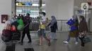 Penumpang berjalan di Terminal Terpadu Pulo Gebang, Jakarta, Kamis (11/2/2021). Berdasarkan data Dishub hingga pukul 14.00 WIB, jumlah pemudik yang tiba di Jakarta sebanyak 538 penumpang. (Liputan6.com/Herman Zakharia)