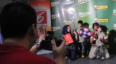 Peserta Cinemaholic bergaya di photo booth sebelum acara nonton bareng film The Avengers : Age Of Ultron di Blitz Central Park, Jakarta, Sabtu (25/4/2015). (Liputan6.com/Andrian M Tunay)