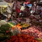 Pedagang menunggu pembeli di Kebayoran Lama, Jakarta, Rabu (6/4/2022). Di awal bulan puasa Ramadhan, harga sejumlah bahan pokok merangkak naik. Kenaikan harga kebutuhan pokok mulai terasa sejak dua pekan terakhir untuk komoditi seperti cabai, telur, gula, hingga daging. (Liputan6.com/Johan Tallo)