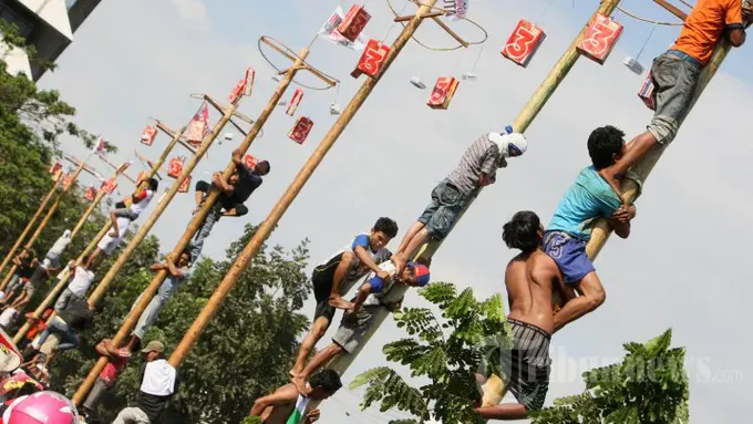Masih Suasana Kemerdekaan, Ini Panjat Pinang Paling Kocak Sejagat