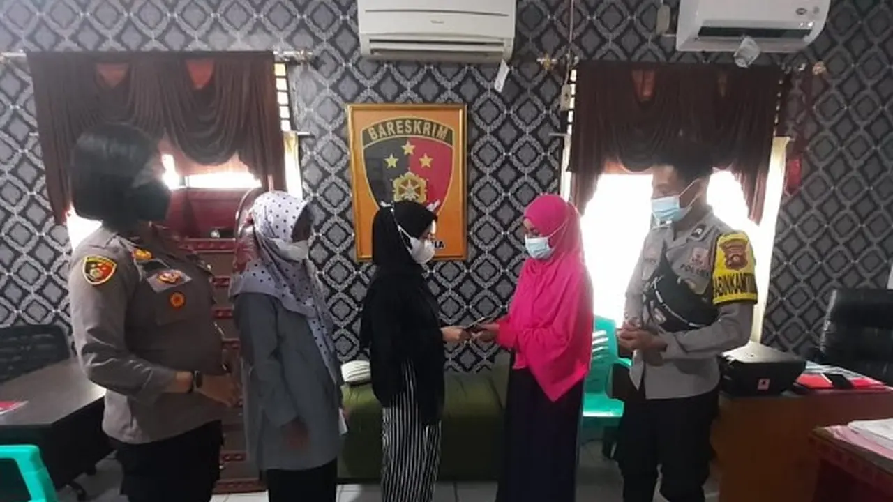 Kedua belah pihak saat menempuh jalan damai di Polsek Kabila, Bone Bolango (Arfandi/Liputan6.com)