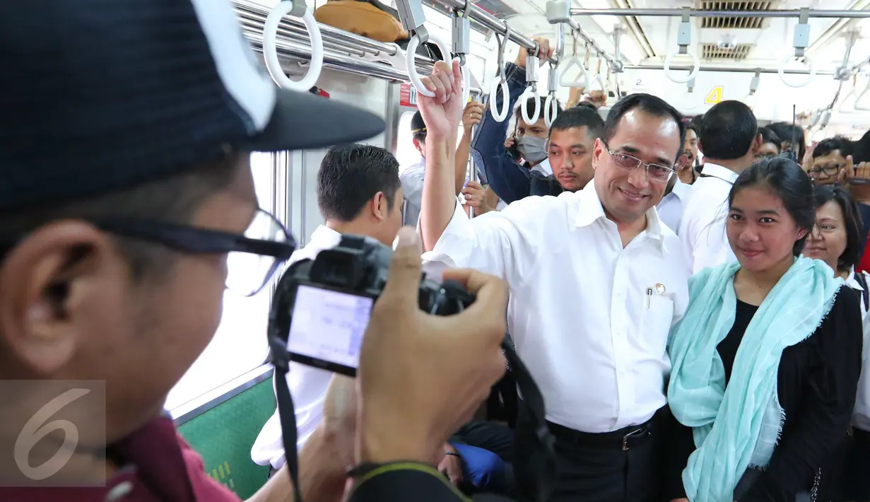 Menhub Budi Karya Sumadi berfoto bersama penumpang ketika menggunakan KRL di Stasiun Juanda, Jakarta, Rabu (10/8). Menhub Budi meninjau proyek pembangunan kereta bandara Soekarno Hatta yang akan terintegrasi dari Jakarta. (Liputan6.com/Angga Yuniar)