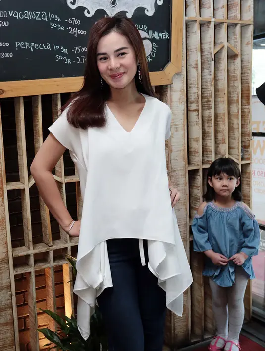 Pemeran dalam sinetron Wah Cantiknya 1 itu mengaku lebih suka anaknya bermain dengan adik atau temannya dari pada asik dengan gadget. (Deki Prayoga/Bintang.com)