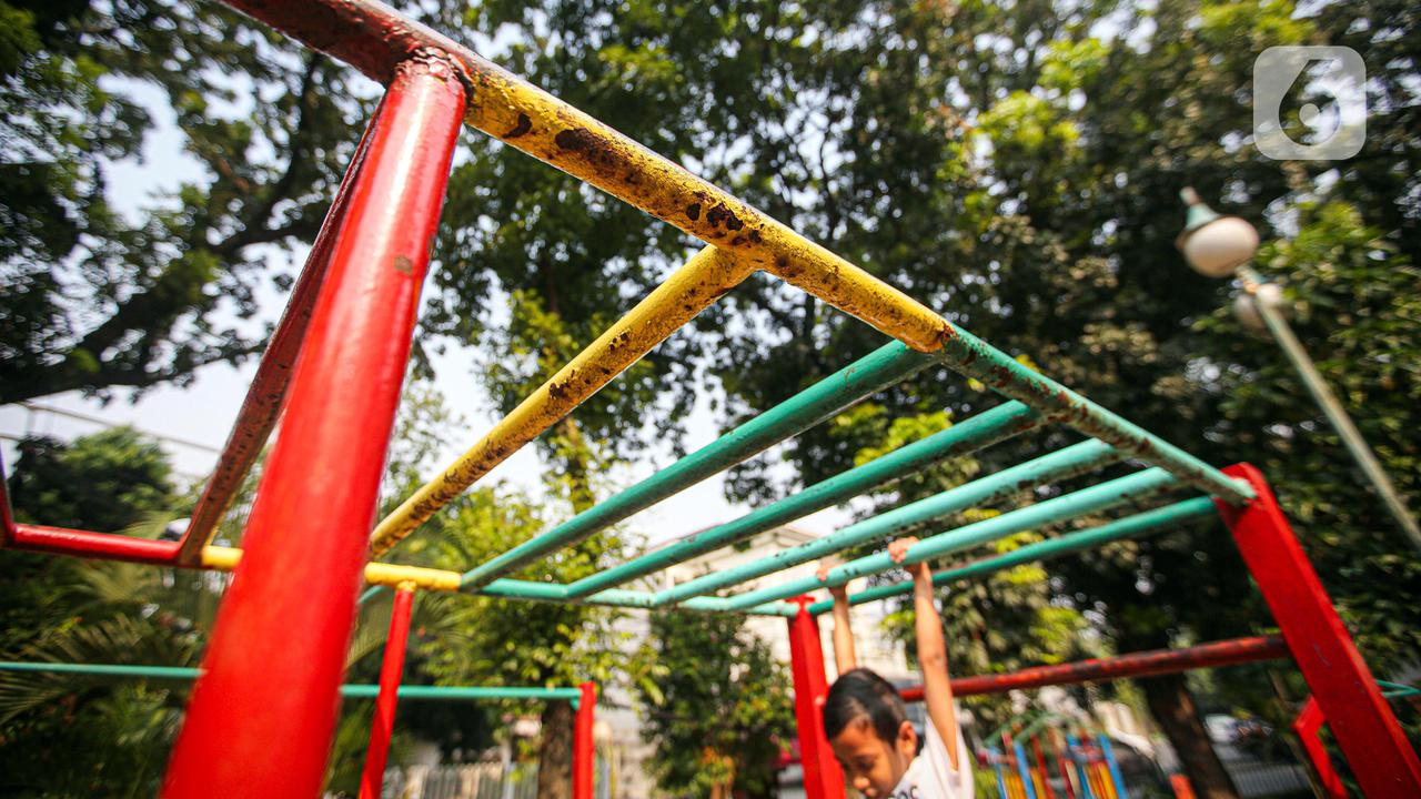 Bercermin dari Kasus yang Menimpa Anak Anang Hermansyah dan Ashanty, Arsy Hermansyah, Begini Cara Bermain Monkey Bar yang Aman. Meski Baik untuk Anak, tapi Permainan Monkey Bar tetap Berisiko  (Liputan6.com/Faizal Fanani)