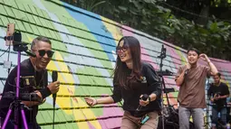 Mereka menjadikan media sosial sebagai wadah utama untuk unjuk bakat, berinteraksi, dan membangun karier. Tampak dalam foto, para penyanyi dalam jaringan (daring/online) menggunakan dinding berwarna-warni sebagai latar belakang tampil untuk menarik penonton agar memberikan donasi digital selama siaran langsung mereka di situs media sosial, Bandung, Jawa Barat, pada Jumat 8 Mei 2026. (Timur Matahari/AFP)