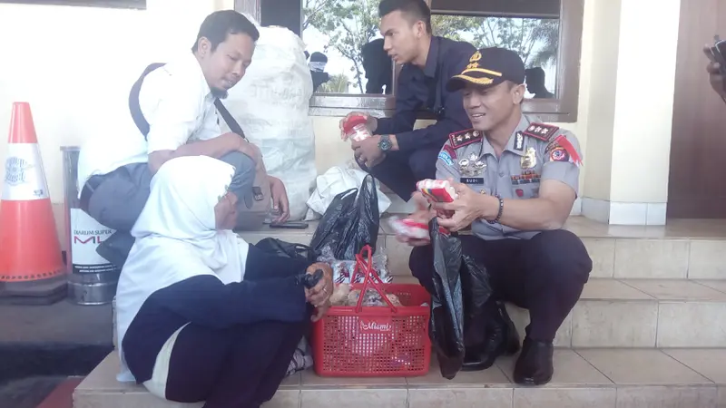 Kapolres Garut AKBP Budi Satria Wiguna bercengkrama dengan nenek  penjual kerupuk