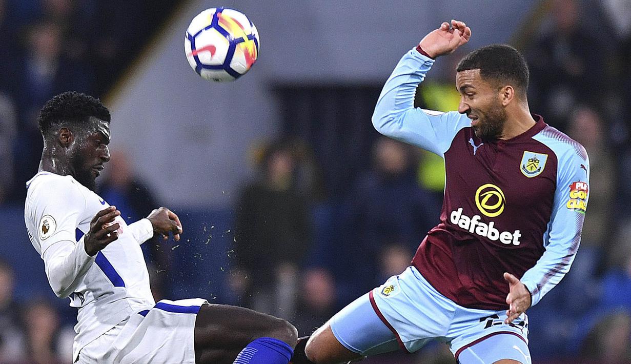 Bek Chelsea, Antonio Rudiger, berebut bola dengan gelandang Burnley, Aaron Lennon, pada laga Premier League di Stadion Turf Moor, Jumat (20/4/2018). Burnley takluk 1-2 dari Chelsea. (AP/Anthony Devlin)
