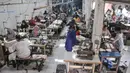 Pekerja menyelesaikan proses produksi pakaian di industri garmen Raisa Jaya, Perkampungan Industri Kecil (PIK) Pulogadung, Jakarta Timur, Kamis (16/3/2023). (merdeka.com/Iqbal S Nugroho)