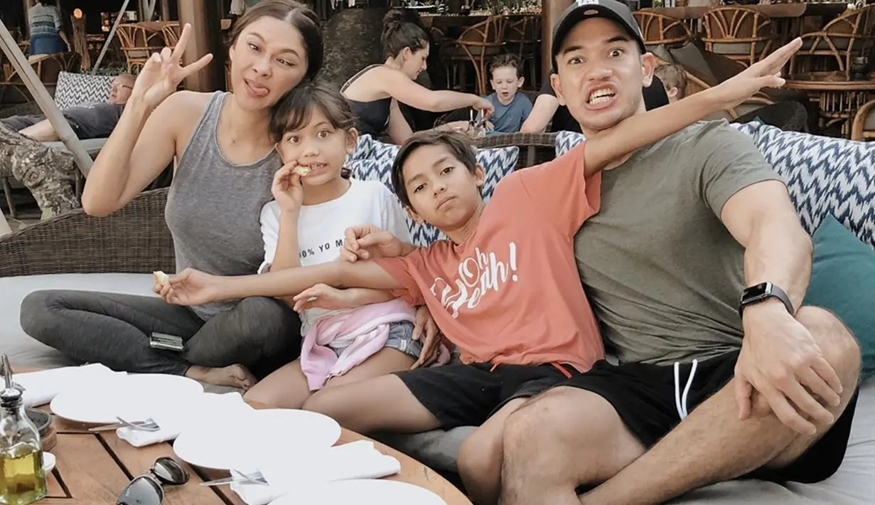 Kekompakan keluarga kecil ini juga terlihat di akun Instagram Nana Mirdad ataupun sang suami Andrew White. Keduanya juga kerap memperlihatkan tingkah konyol di depan kamera. (Liputan6.com/IG/@nanamirdad_)
