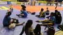 Tim voli Jakarta Elektrik PLN beristirahat usai berlatih di GOR C'Tra Arena, Bandung, Jawa Barat, Sabtu (15/4). Jakarta Elektrik PLN memastikan lolos ke final Proliga 2017 usai menumbangkan Popsivo Polawan. (Liputan6.com/Yoppy Renato)