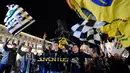 Suporter Juventus merayakan kemenangan saat Juventus menjuarai Serie A Liga Italia 2018/2019 usai mengalahkan Fiorentina dalam Serie A Liga Italia di Stadion Allianz, Turin, Italia, Sabtu (20/4). (Alessandro Di Marco/ANSA via AP)