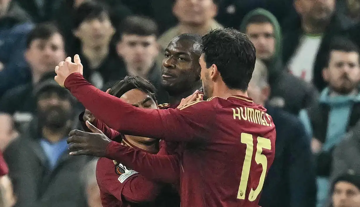 Tertinggal satu gol, AS Roma bangkit dan berhasil menyamakan kedudukan pada menit ke-20 lewat aksi Evan Ndicka. (JUSTIN TALLIS/AFP)