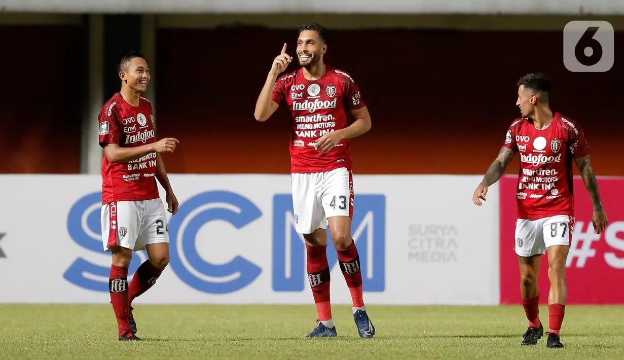 Pemain Bali United, Willian Silva Costa Pacheco (tengah), merayakan gol yang dicetaknya ke gawang Persib Bandung dalam pertandingan Babak Penyisihan Piala Menpora 2021 di Stadion Maguwoharjo, Sleman. Rabu (24/3/2021). Persib bermain imbang 1-1 dengan Bali United. (Bola.com/Arief Bagus)