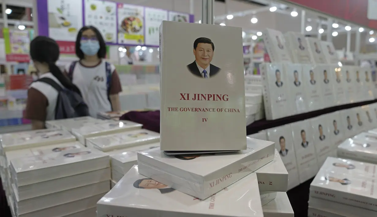 Buku "Xi Jinping: Pemerintahan Tiongkok" dipajang di stan selama pameran buku tahunan di Hong Kong, Rabu (20/7/2022). Pameran Buku Hong Kong akan diadakan pada 20-26 Juli. (AP Photo/Kin Cheung)