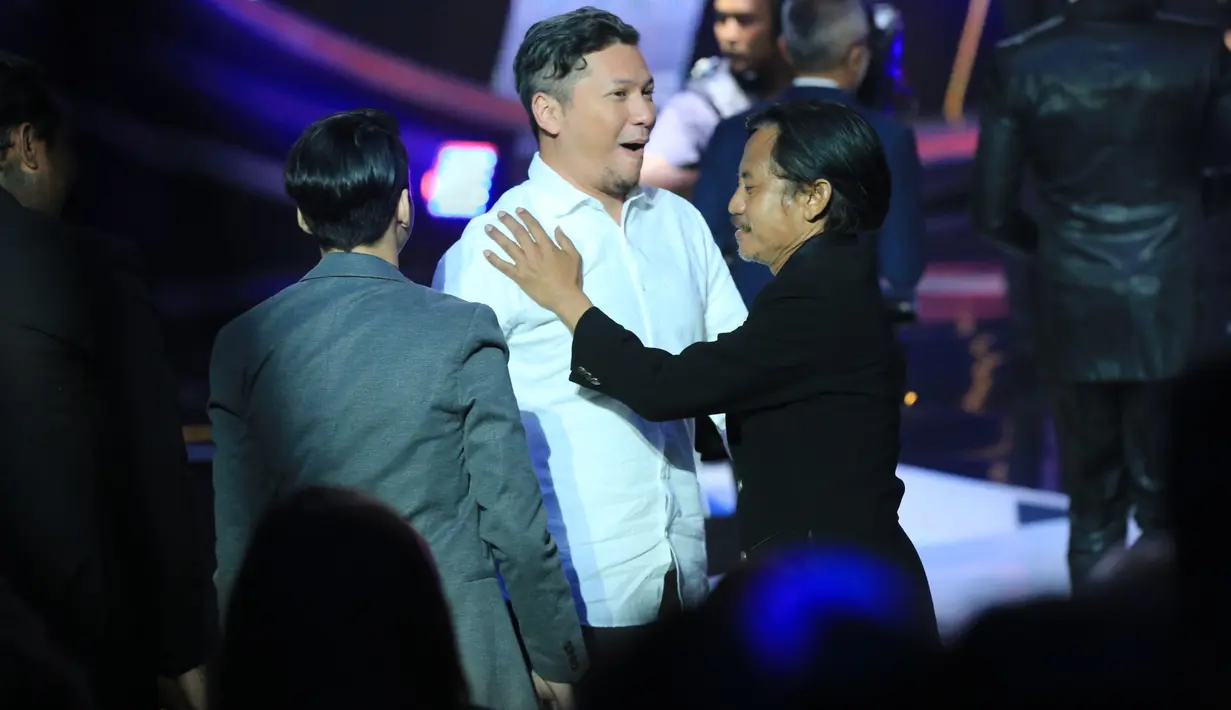 Di ajang penghargaan Indonesian Box Office Movie Awards (IBOMA) 2018, Gading berhasil menyabet piala kemenangan. Pastinya hal ini sangat membanggakan bagi anak dari aktor senior Roy Marten. (Adrian Putra/Bintang.com)