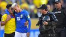 Fans asal Ekuador masuk ke lapangan dan memeluk bintang Brasil, Neymar Jr pada kualifikasi piala Dunia 2018 antara Brasil vs Ekuador di Atahualpa stadium, Quito, (2/9/2016) dini hari WIB. (AFP/ Rodrigo Buendia)