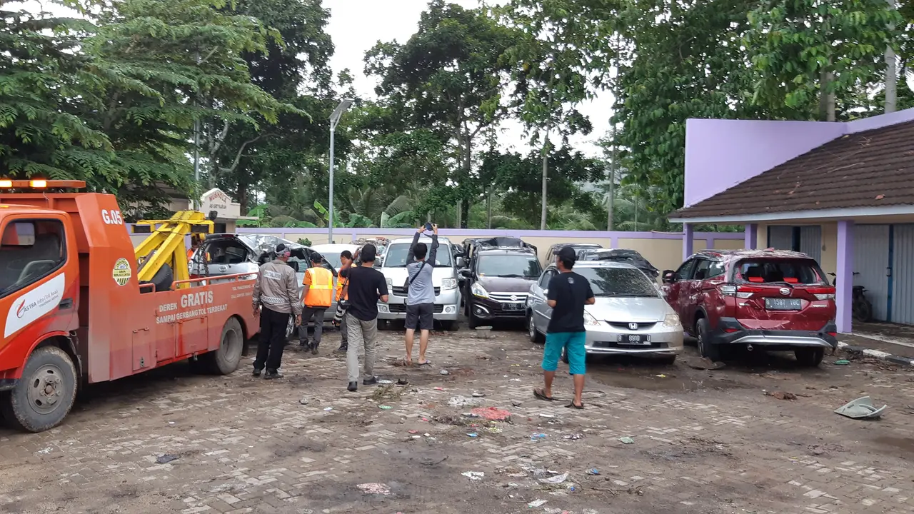 Belasan kendaraan yang diterjang tsunami (Liputan6.com/Fahrur Rozie)