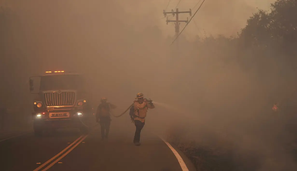 Menurut Badan Cuaca Nasional, suhu di area tersebut mencapai antara 90 hingga 100 derajat dengan kelembapan 15 hingga 20 persen. (AP Photo/Marcio Jose Sanchez)
