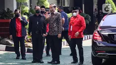 Presiden Joko Widodo atau Jokowi (kedua kanan) melambaikan tangan saat tiba untuk menghadiri rapat kerja nasional (Rakernas) II PDIP di Jakarta, Selasa (21/6/2022). Rakernas PDIP kali ini mengusung tema 'Desa Kuat, Indonesia Maju dan Berdaulat'. (Liputan6.com/Faizal Fanani)