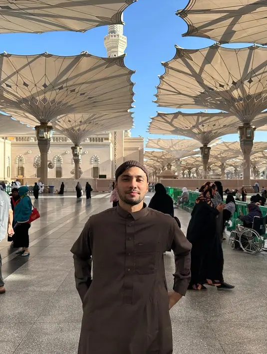 Ketika berpose di Masjid Madinah, Refal juga terlihat tampan. Mengenakan outfit berwarna cokelat gelap, Refal Hady melokal dengan rupa memesona. Foto: Instagram.