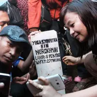 Masih suasana Lebaran nggak ada salahnya membahas soal tradisi berfoto di kuburan. Setujukah kamu? (Foto: Kompasiana.com)