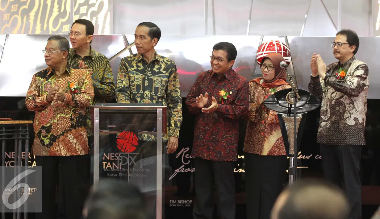 Presiden RI Joko Widodo di dampingi Menteri Perekonomian Darmin Nasution Gubernur DKI Jakarta Basuki T Purnama, Ketua OJK Muliaman Hadad saat pembukaan perdagangan saham 2016 di Jakarta, Senin (4/1). (Liputan6.com/Angga Yuniar)