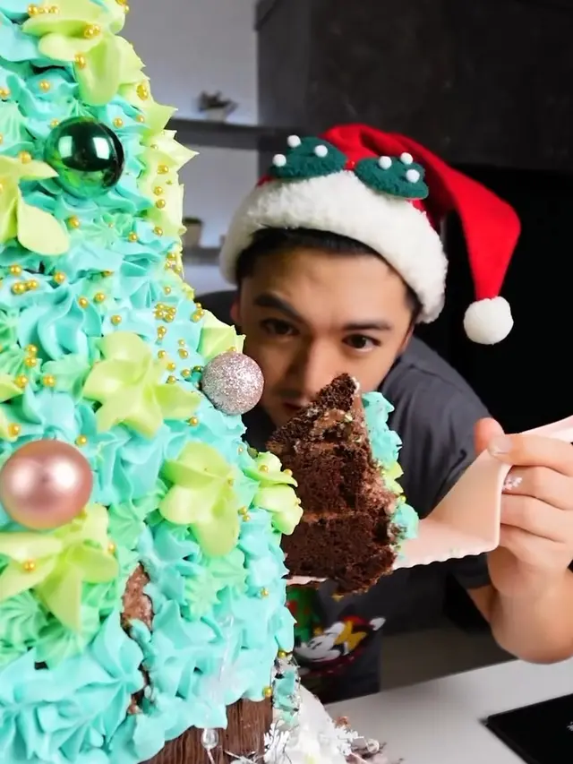 Bikin Kue Pohon Natal Ukuran Besar, Nicky Tirta Banjir Pujian dari Netizen