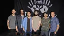 Formasi lengkap Linkin Park saat upacara pelantikan di Guitar Center Hollywood, Los Angeles, Minggu (18/6). Linkin Park baru merilis album terbarunya ‘One More Light’ pada Mei lalu. (STAR MAX via AP/Michael Germana)