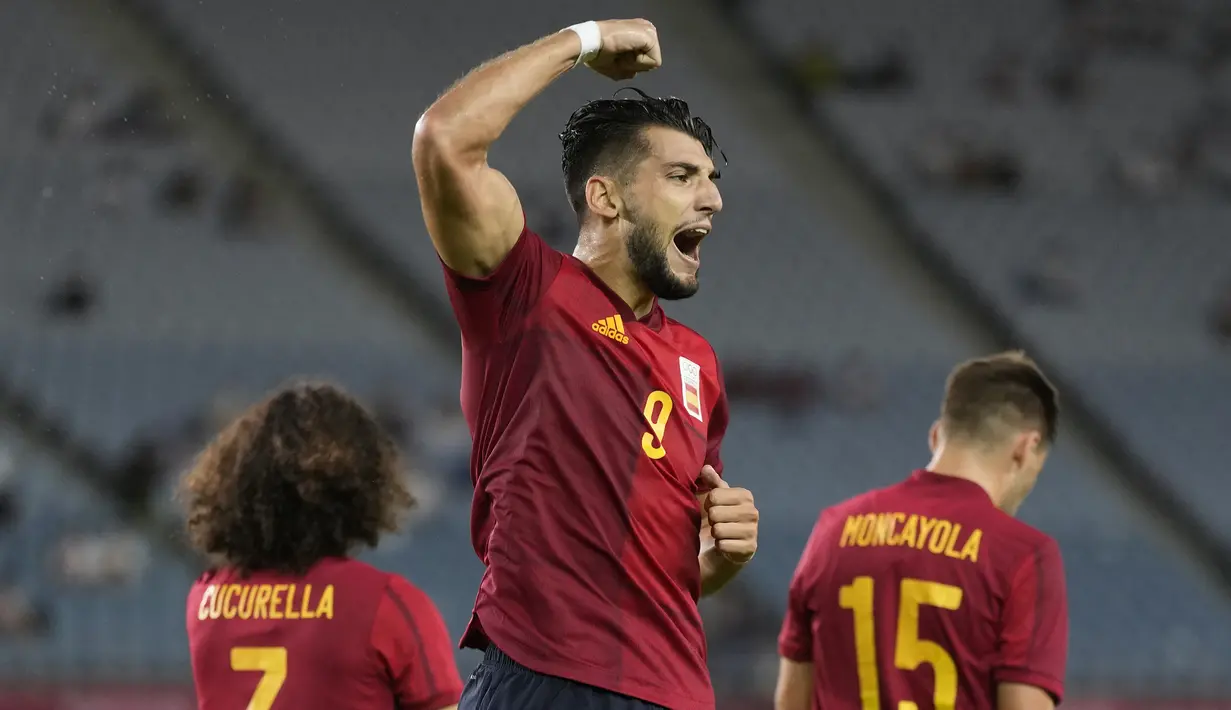 Rafa Mir. Striker Spanyol berusia 24 tahun ini mengoleksi 3 gol dan mampu membawa timnya merebut medali perak usai kalah 1-2 atas Brasil di partai final. Ketiga golnya dicetak saat menang 5-2 atas Pantai Gading di perempatfinal. (Foto: AP/Martin Mejia)